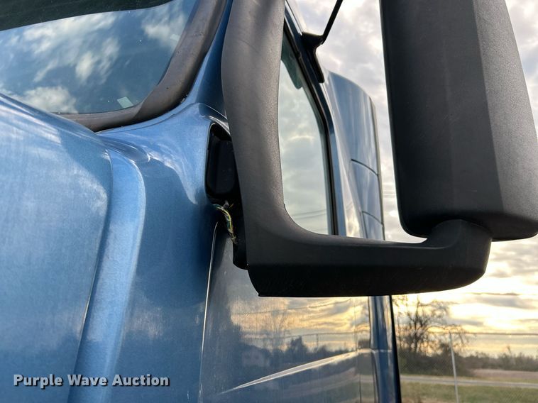 image for item NR9383 2014 Volvo VNL  semi truck