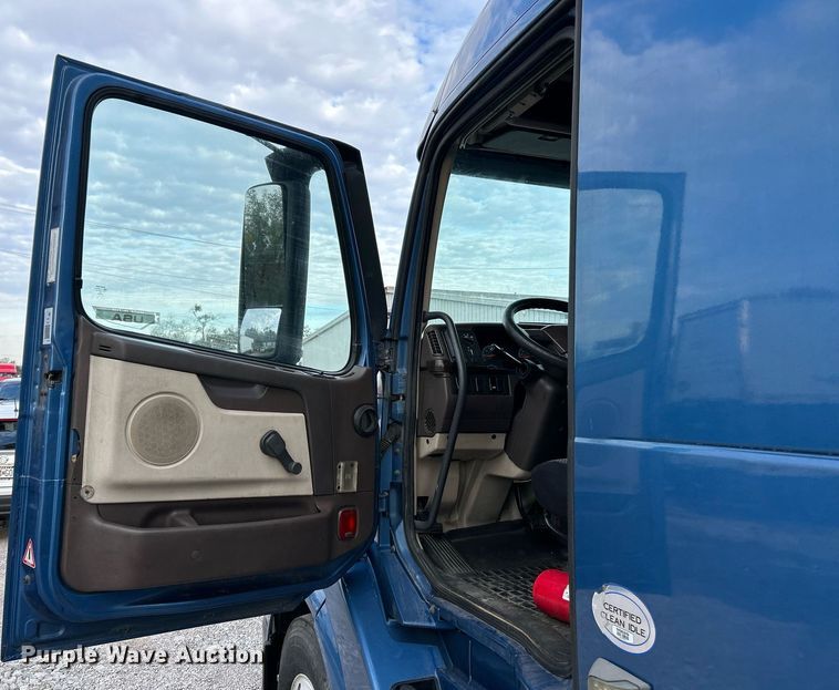 image for item NR9383 2014 Volvo VNL  semi truck