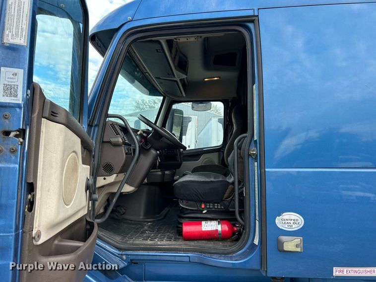 image for item NR9383 2014 Volvo VNL  semi truck