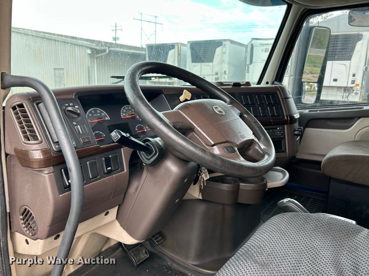 image for item NR9383 2014 Volvo VNL  semi truck