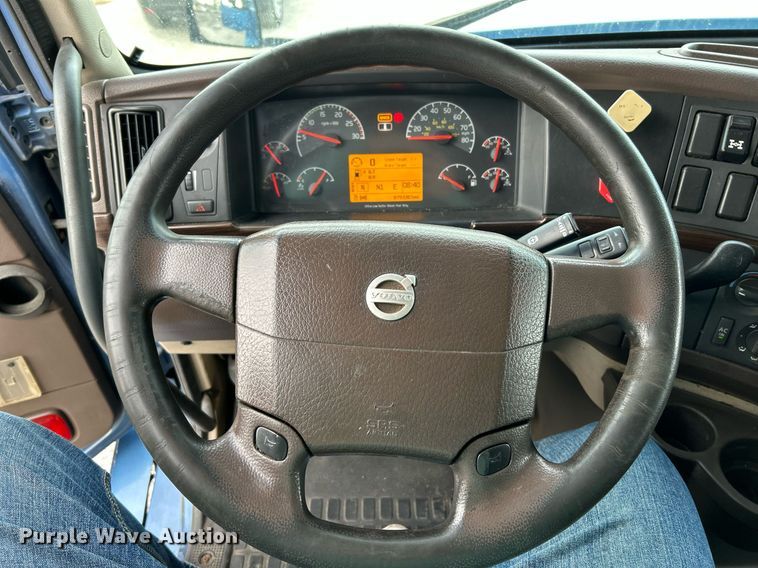 image for item NR9383 2014 Volvo VNL  semi truck