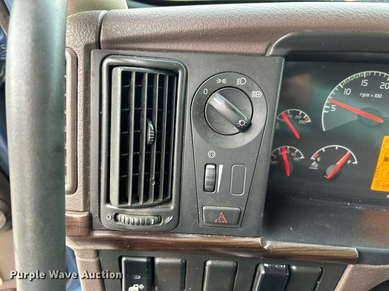 image for item NR9383 2014 Volvo VNL  semi truck