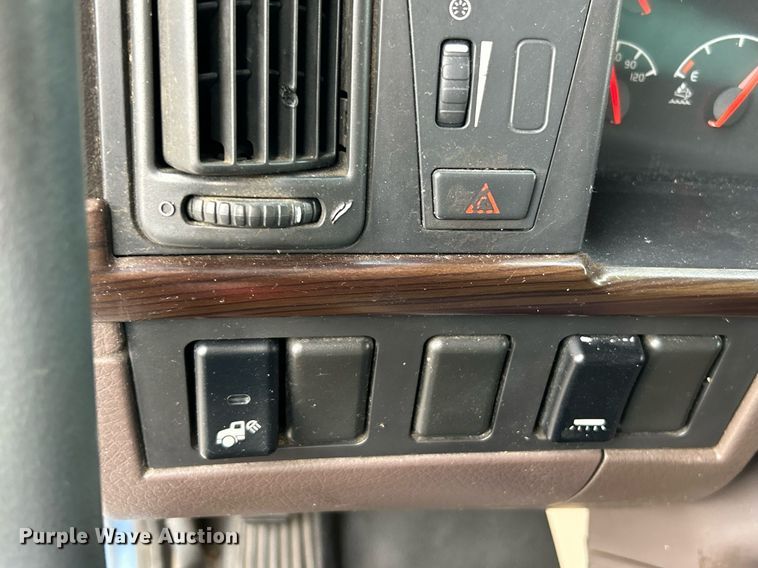 image for item NR9383 2014 Volvo VNL  semi truck