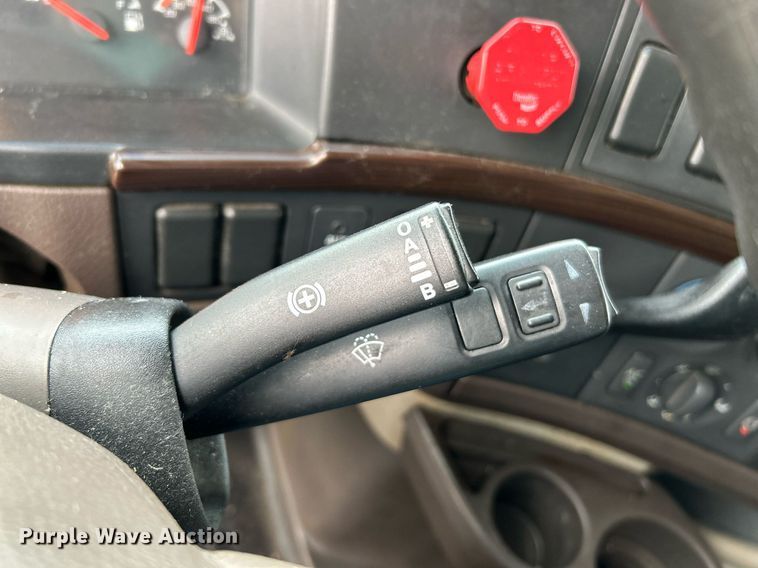 image for item NR9383 2014 Volvo VNL  semi truck