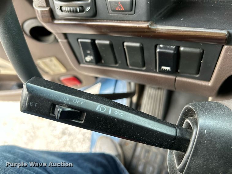 image for item NR9383 2014 Volvo VNL  semi truck