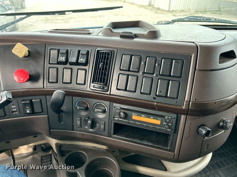 image for item NR9383 2014 Volvo VNL  semi truck