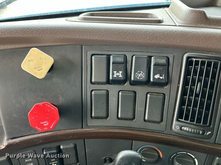 image for item NR9383 2014 Volvo VNL  semi truck