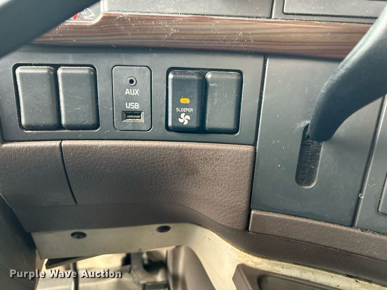 image for item NR9383 2014 Volvo VNL  semi truck