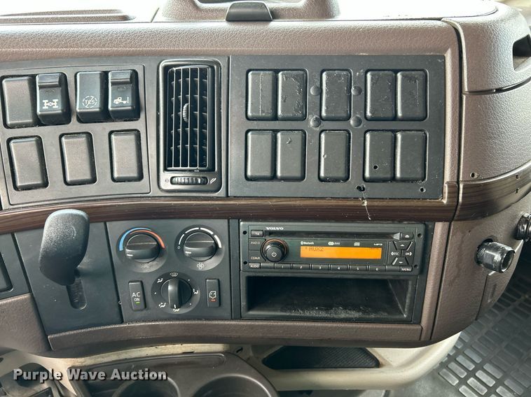 image for item NR9383 2014 Volvo VNL  semi truck