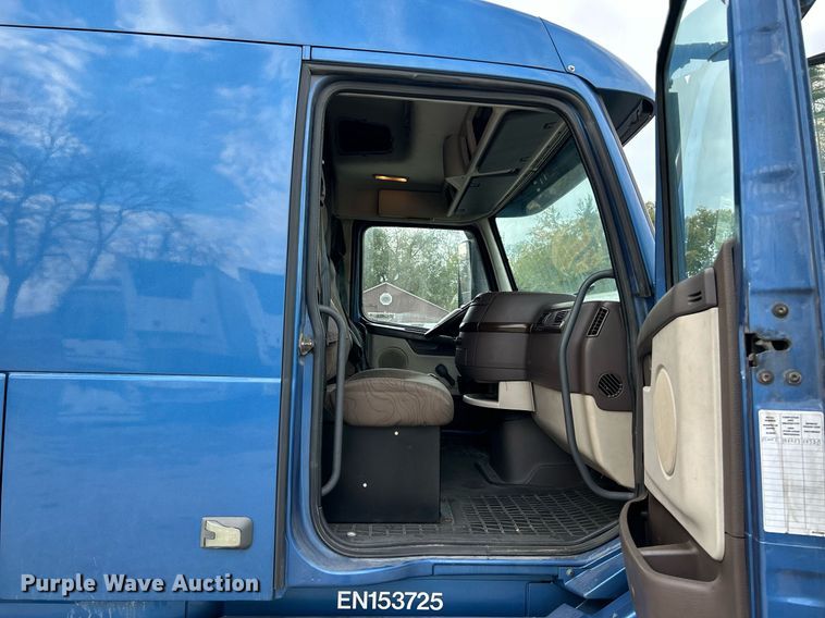 image for item NR9383 2014 Volvo VNL  semi truck