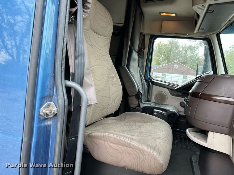 image for item NR9383 2014 Volvo VNL  semi truck