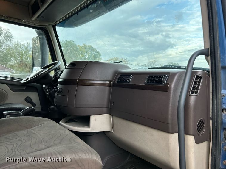 image for item NR9383 2014 Volvo VNL  semi truck