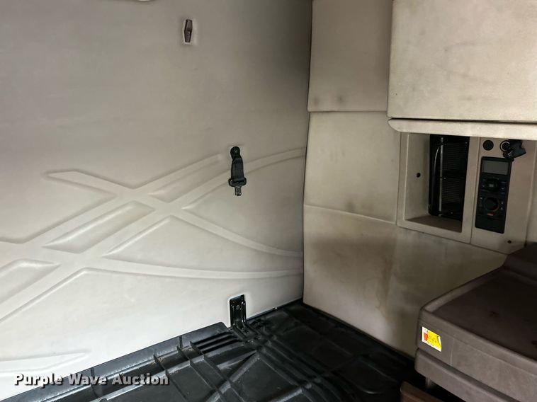 image for item NR9383 2014 Volvo VNL  semi truck