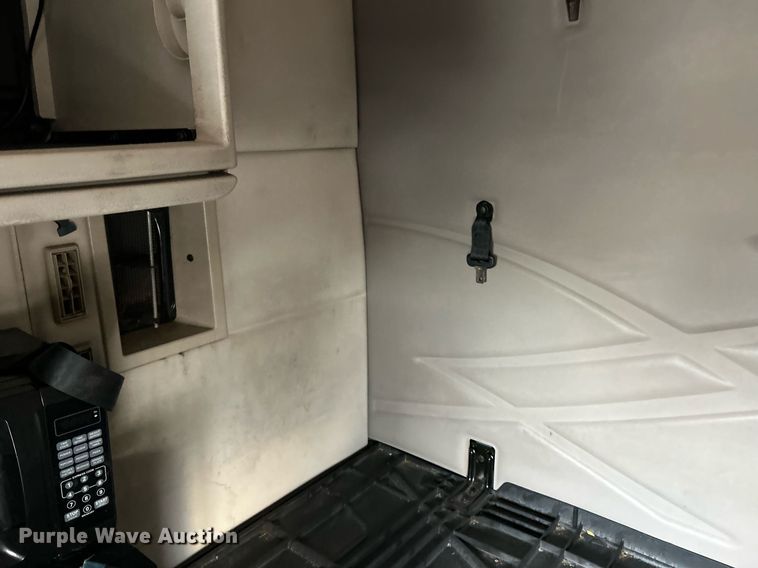 image for item NR9383 2014 Volvo VNL  semi truck