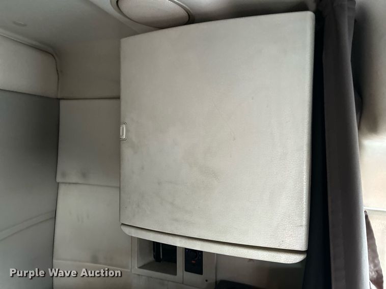 image for item NR9383 2014 Volvo VNL  semi truck