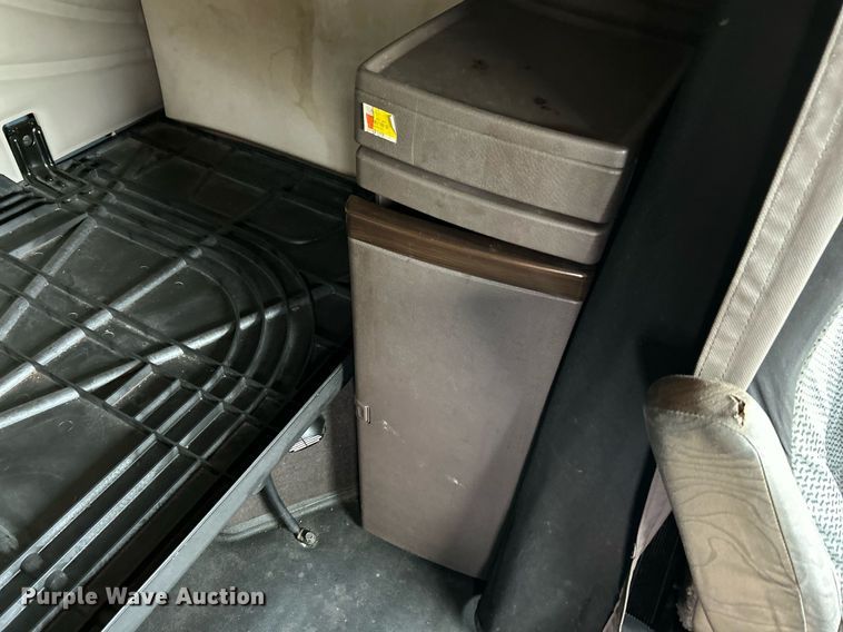 image for item NR9383 2014 Volvo VNL  semi truck