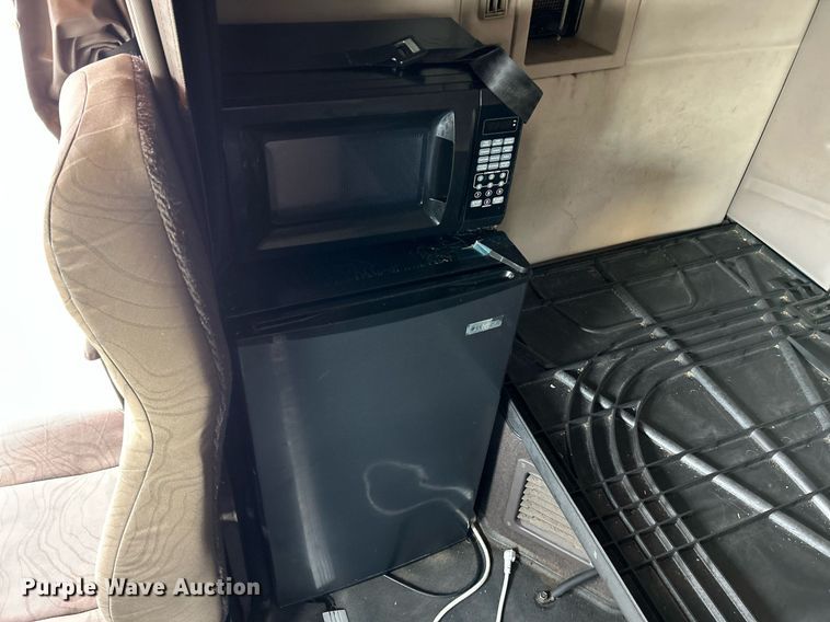 image for item NR9383 2014 Volvo VNL  semi truck