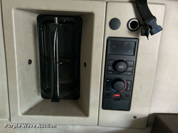 image for item NR9383 2014 Volvo VNL  semi truck