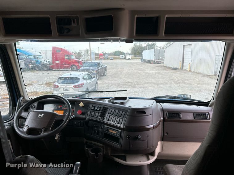 image for item NR9383 2014 Volvo VNL  semi truck