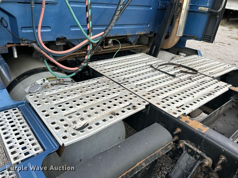 image for item NR9383 2014 Volvo VNL  semi truck