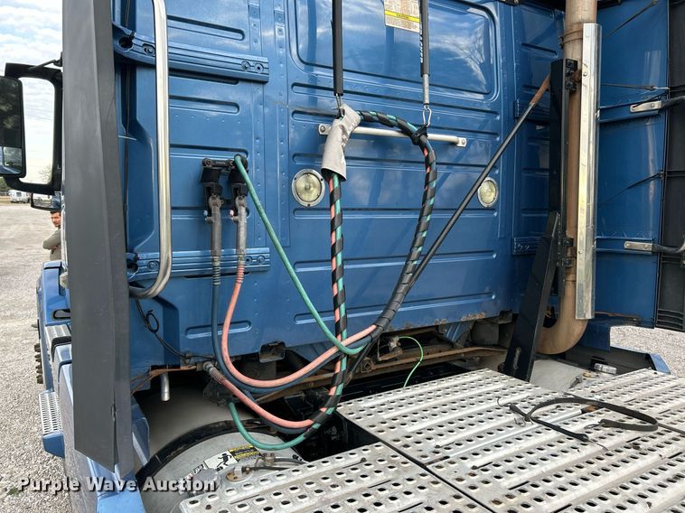 image for item NR9383 2014 Volvo VNL  semi truck