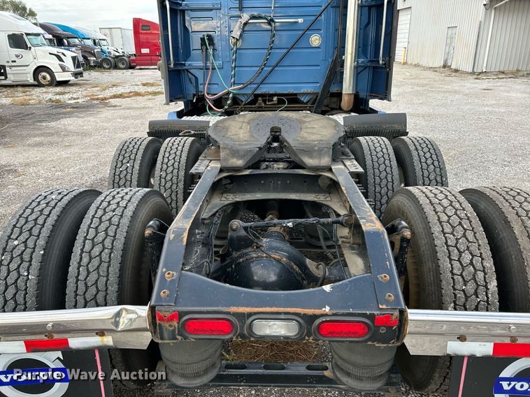 image for item NR9383 2014 Volvo VNL  semi truck