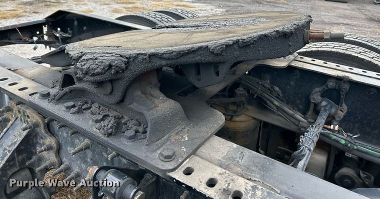 image for item NR9383 2014 Volvo VNL  semi truck