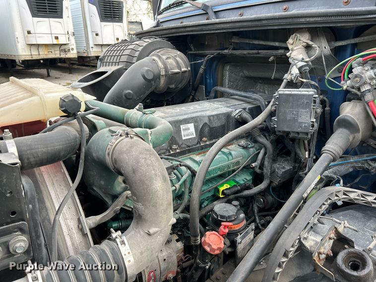 image for item NR9383 2014 Volvo VNL  semi truck