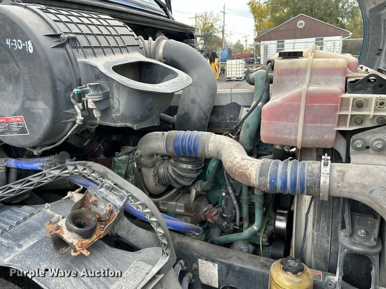 image for item NR9383 2014 Volvo VNL  semi truck