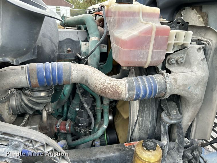 image for item NR9383 2014 Volvo VNL  semi truck