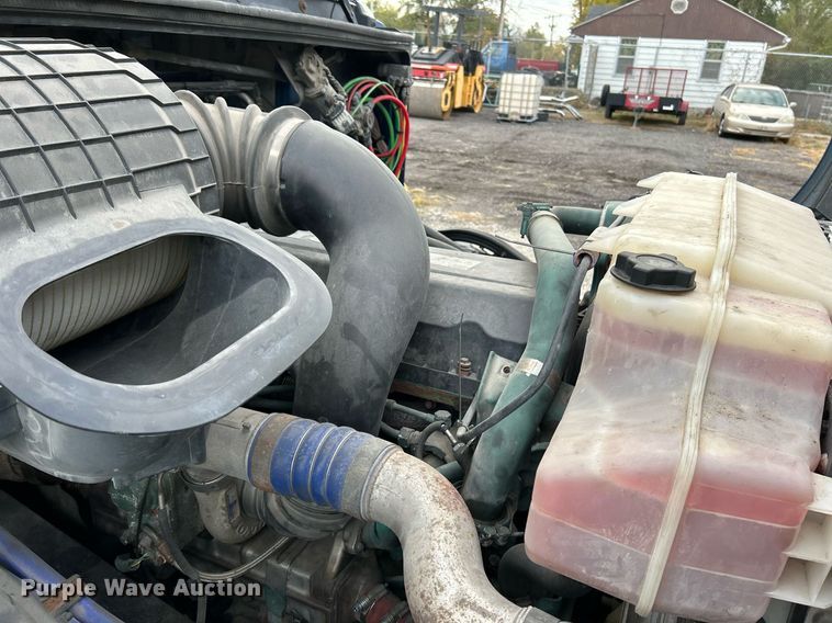 image for item NR9383 2014 Volvo VNL  semi truck