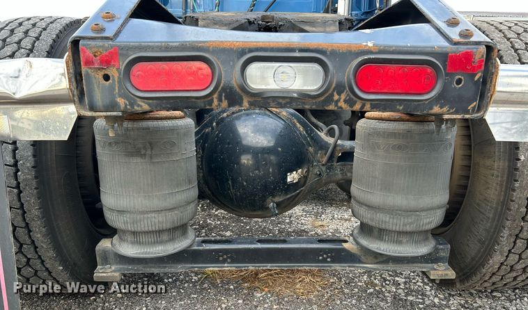 image for item NR9383 2014 Volvo VNL  semi truck