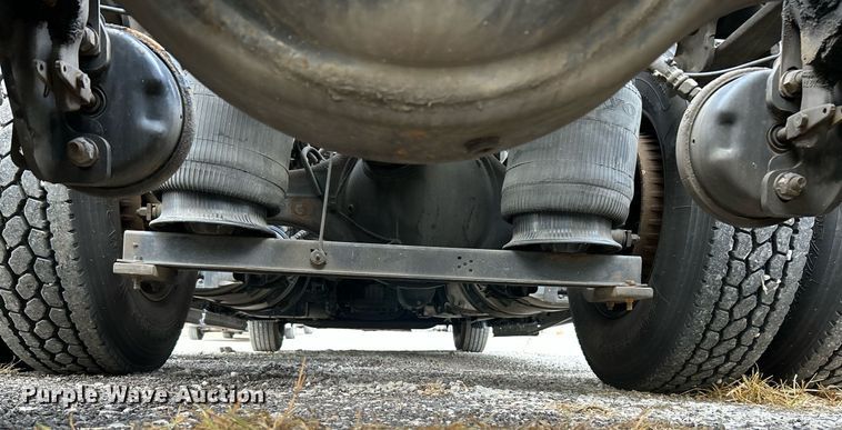 image for item NR9383 2014 Volvo VNL  semi truck