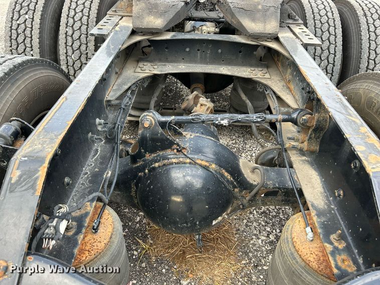 image for item NR9383 2014 Volvo VNL  semi truck