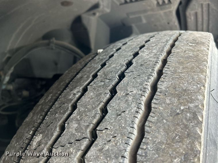 image for item NR9383 2014 Volvo VNL  semi truck