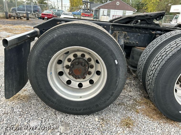 image for item NR9383 2014 Volvo VNL  semi truck