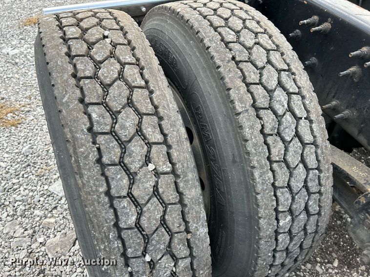 image for item NR9383 2014 Volvo VNL  semi truck