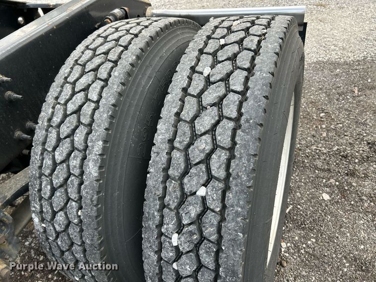 image for item NR9383 2014 Volvo VNL  semi truck