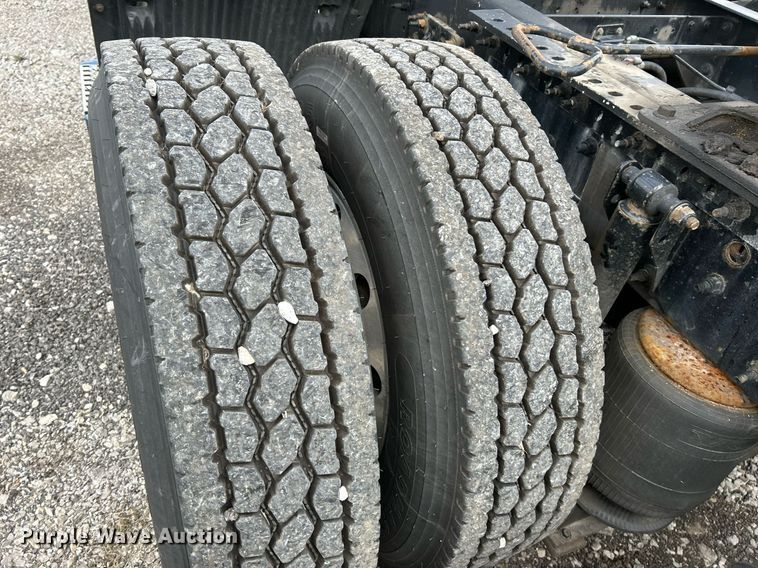 image for item NR9383 2014 Volvo VNL  semi truck