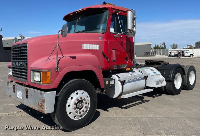 image for item NX9877 1999 Mack CH613  semi truck