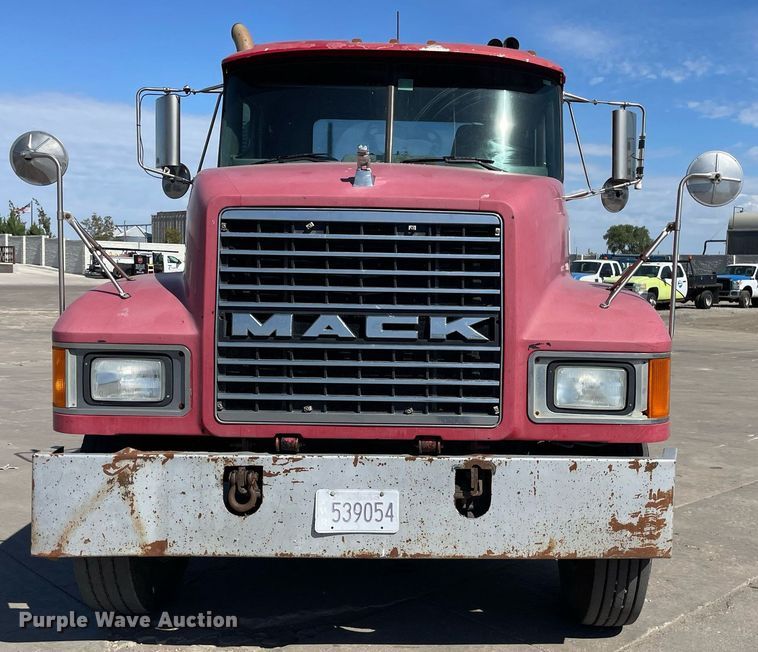 image for item NX9877 1999 Mack CH613  semi truck