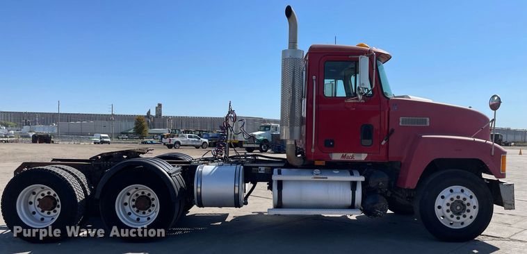 image for item NX9877 1999 Mack CH613  semi truck