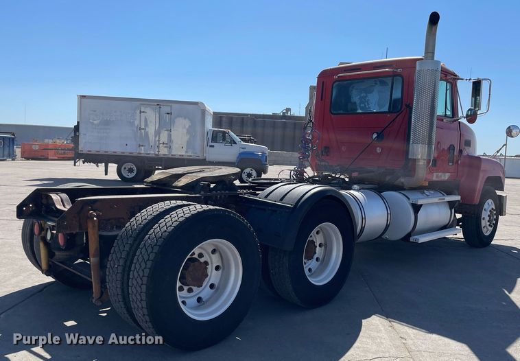 image for item NX9877 1999 Mack CH613  semi truck