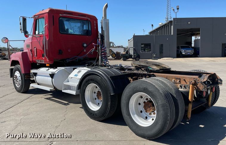 image for item NX9877 1999 Mack CH613  semi truck