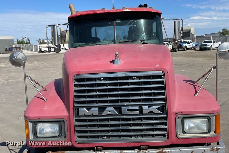 image for item NX9877 1999 Mack CH613  semi truck