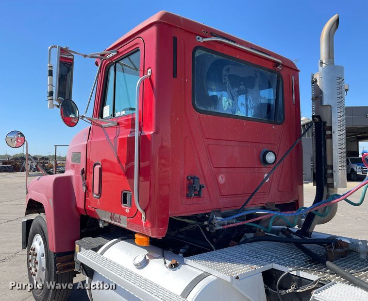 image for item NX9877 1999 Mack CH613  semi truck