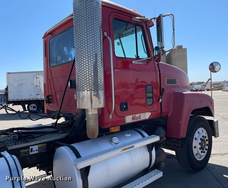image for item NX9877 1999 Mack CH613  semi truck