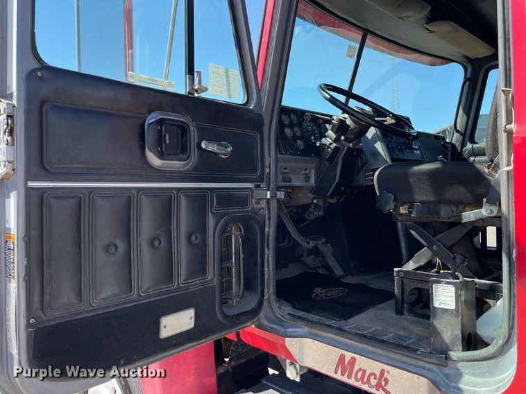 image for item NX9877 1999 Mack CH613  semi truck