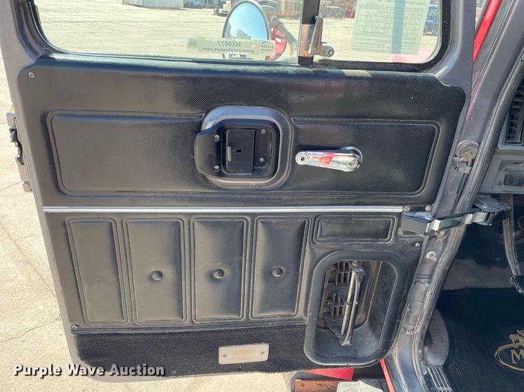 image for item NX9877 1999 Mack CH613  semi truck