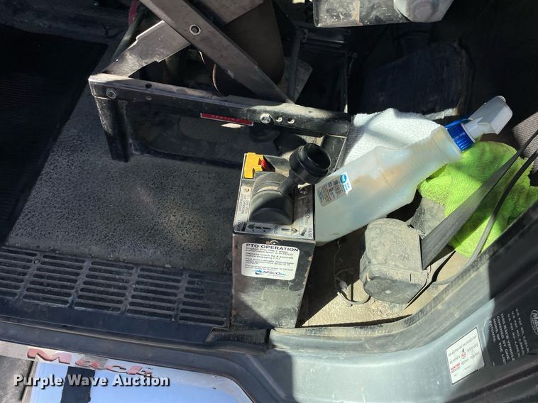 image for item NX9877 1999 Mack CH613  semi truck